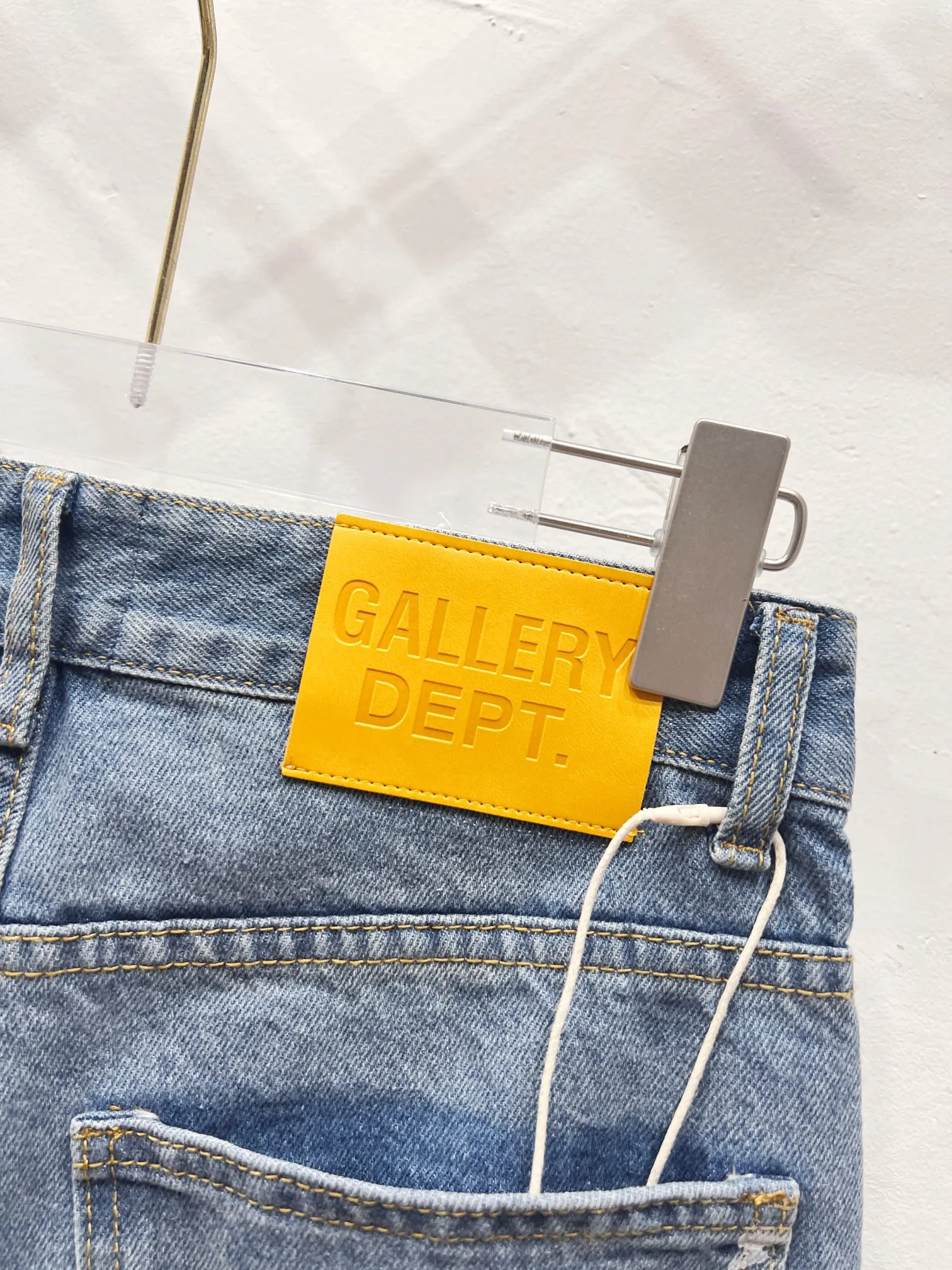 P240 Style number: (A004) GALLERY DEPT. 2025 new splash-ink hand-painted letters splicing couple style loose washed flared jeans 🔥High version🔥High version🔥 Top ceiling quality Styles with different washed textures are very friendly to people with thin legs and thick legs. The slightly flared version is very flattering. Moderate length that never goes out of style, easy to match with casually, basic styling for various styles, a must-have in the wardrobe! The fabric is stiff but also makes the upper body soft without losing texture. The washing process is even more perfect. It is a must-have item for everyone! ! ! Washed wheat, tag, pants label, three complete labels Color: washed black, washed blue Size: 28, 30, 32, 34 (four sizes)